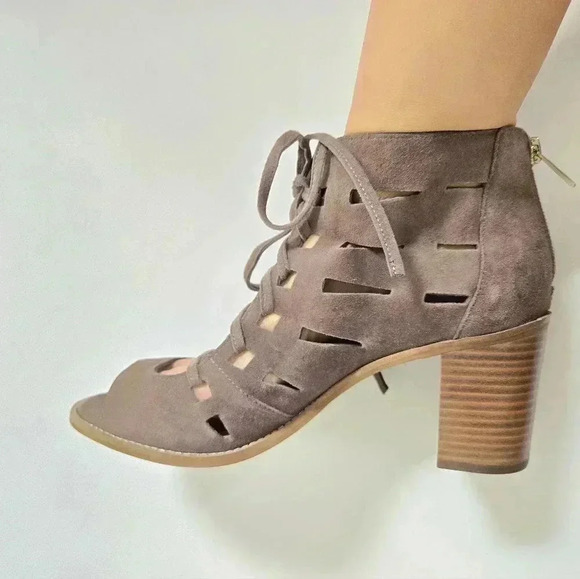 Vince Camuto Tressa Leather Lace up Heels Sandals Taupe Grey Like new! Sz 9M - Picture 2 of 14